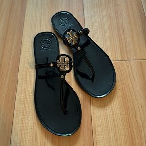 Tory Burch women's mini miller jelly flat thong sandals, black, size US 8